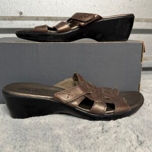 Clarks Bendables Womens 8M Bronze Metallic Leather Floral Wedge Slide Sandals